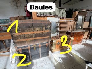 Antichi bauli di legno e metallo da nave