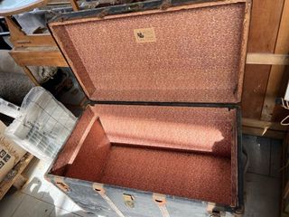 Antichi bauli di legno e metallo da nave