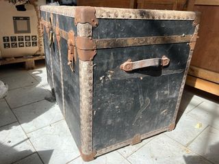 Antichi bauli di legno e metallo da nave