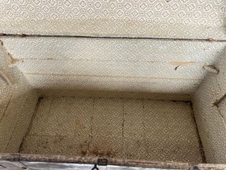 Antichi bauli di legno e metallo da nave