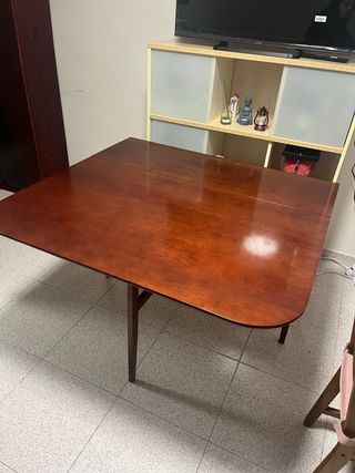 Mesa de comedor plegable + 4 sillas + 1 cuadro