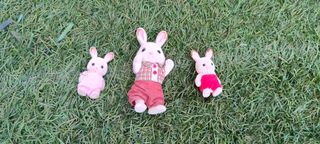 3 conejitos de peluche