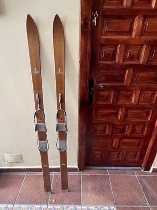 Esquís antiguos de madera