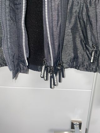Chaqueta Superdry gris con capucha