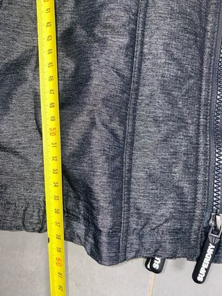 Chaqueta Superdry gris con capucha