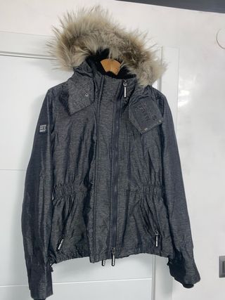 Chaqueta Superdry gris con capucha