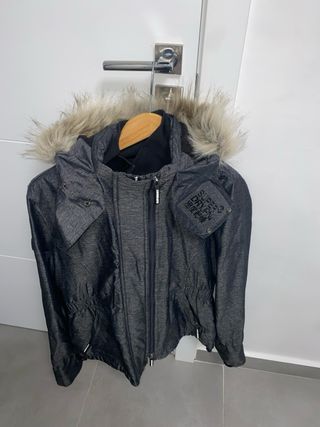 Chaqueta Superdry gris con capucha