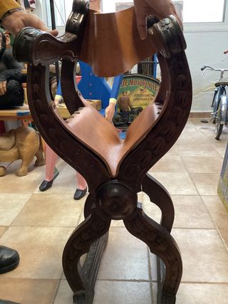 Silla antigua de madera y cuero