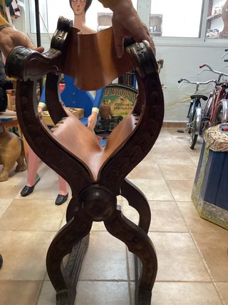 Silla antigua de madera y cuero