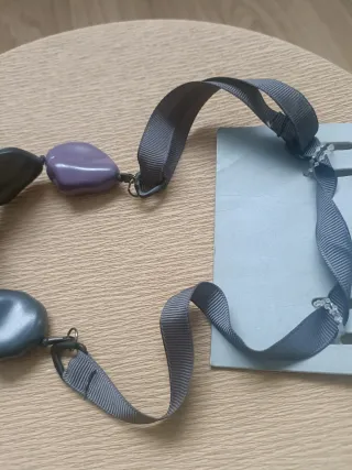 Collar de cuentas moradas y grises