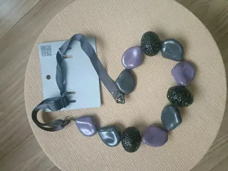 Collar de cuentas moradas y grises