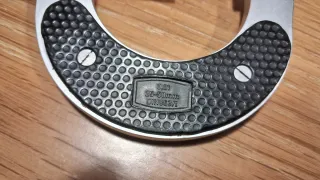 Micrómetro 25-50 mm con llave y calibrador