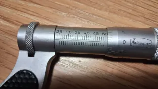 Micrómetro 25-50 mm con llave y calibrador