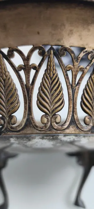 Frutero antiguo metal con patas de león