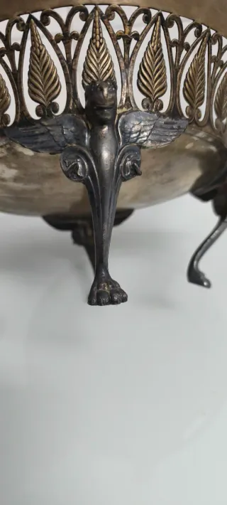 Frutero antiguo metal con patas de león