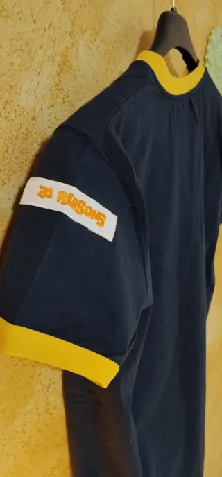 Maglietta uomo blu con colletto giallo