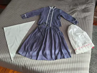 Traje de aldeana azul con lunares blancos.