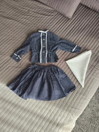 Traje de aldeana azul con lunares blancos.