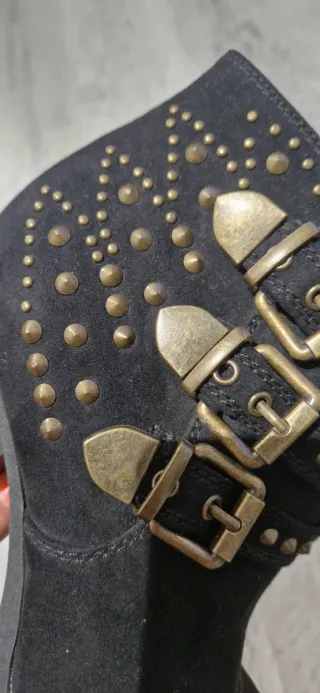Botines negros con tachuelas y hebillas