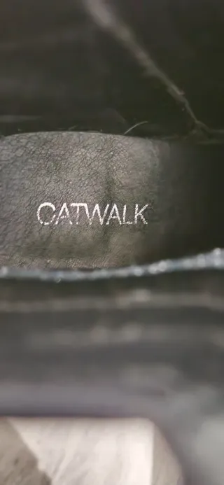 Botines negros con tachuelas y hebillas