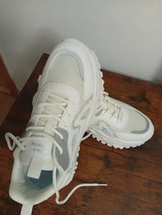 Zapatillas deportivas blancas y plateadas talla 40