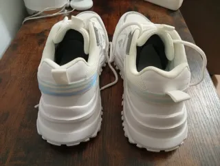 Zapatillas deportivas blancas y plateadas talla 40