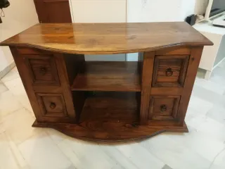Mueble de tv de madera.