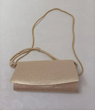 Bolso de mano dorado con cadena