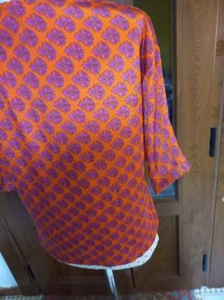 Blusa de seda estampada