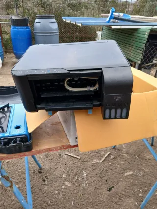 Impresora negra con cartuchos rellenables