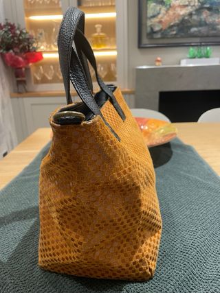 Bolso de mano naranja y negro