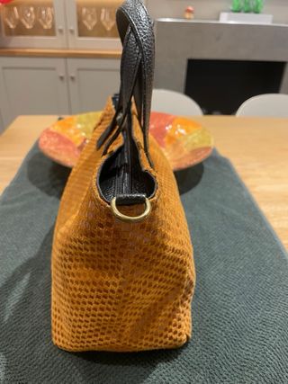 Bolso de mano naranja y negro