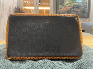 Bolso de mano naranja y negro