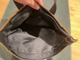 Bolso de mano naranja y negro