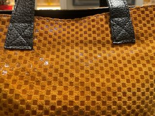 Bolso de mano naranja y negro