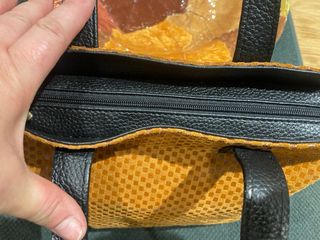 Bolso de mano naranja y negro