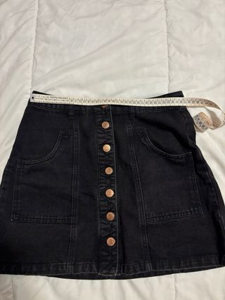 Minigonna nera con bottoni