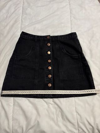 Minigonna nera con bottoni