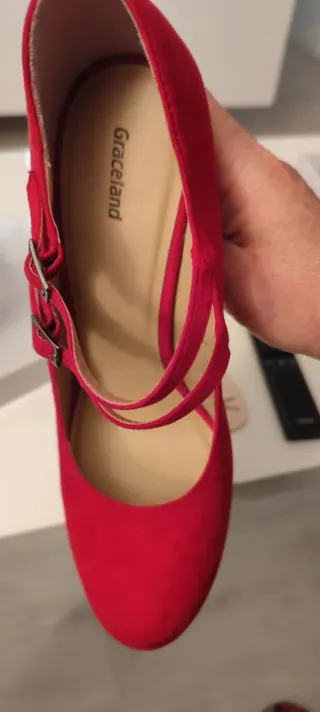 Zapatos de tacón rojos