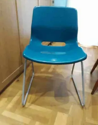 Mesa de ordenador y silla azul