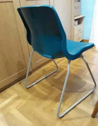 Mesa de ordenador y silla azul