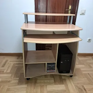 Mesa de ordenador y silla azul