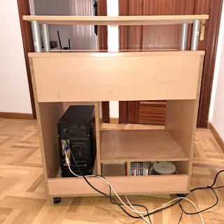 Mesa de ordenador y silla azul