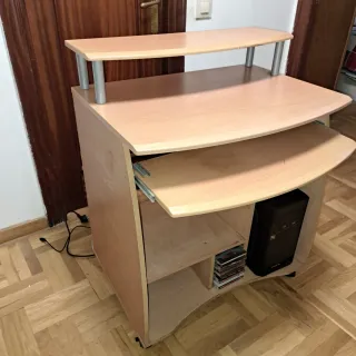 Mesa de ordenador y silla azul