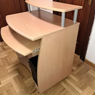 Mesa de ordenador y silla azul