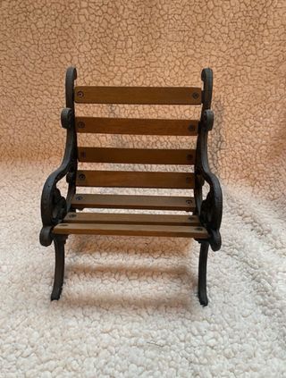 2 Muñecas en Banco Madera