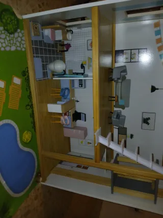 Casa de muñecas de madera