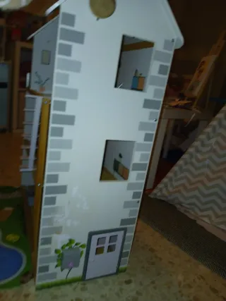 Casa de muñecas de madera