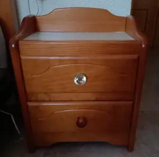 Mesita de noche de madera con cristal