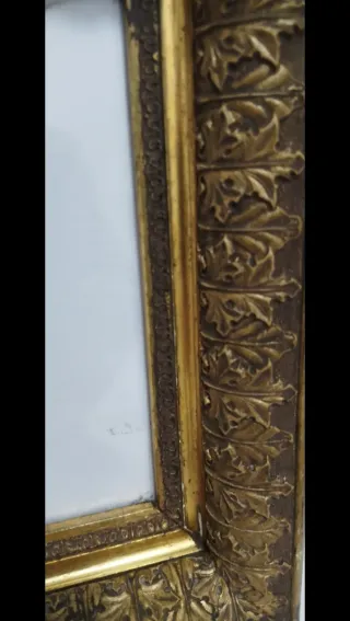 Marco de madera vintage dorado